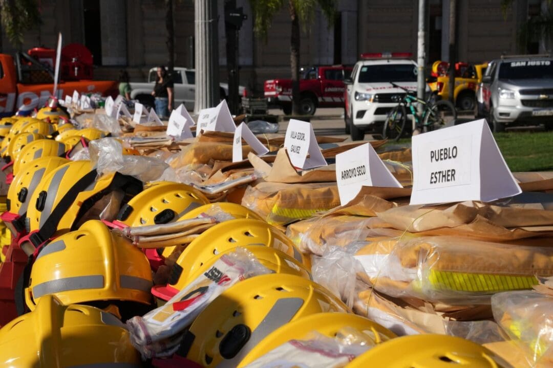 Pullaro entregó nuevo equipamiento a los Bomberos Voluntarios Pullaro entregó nuevo equipamiento a los Bomberos Voluntarios