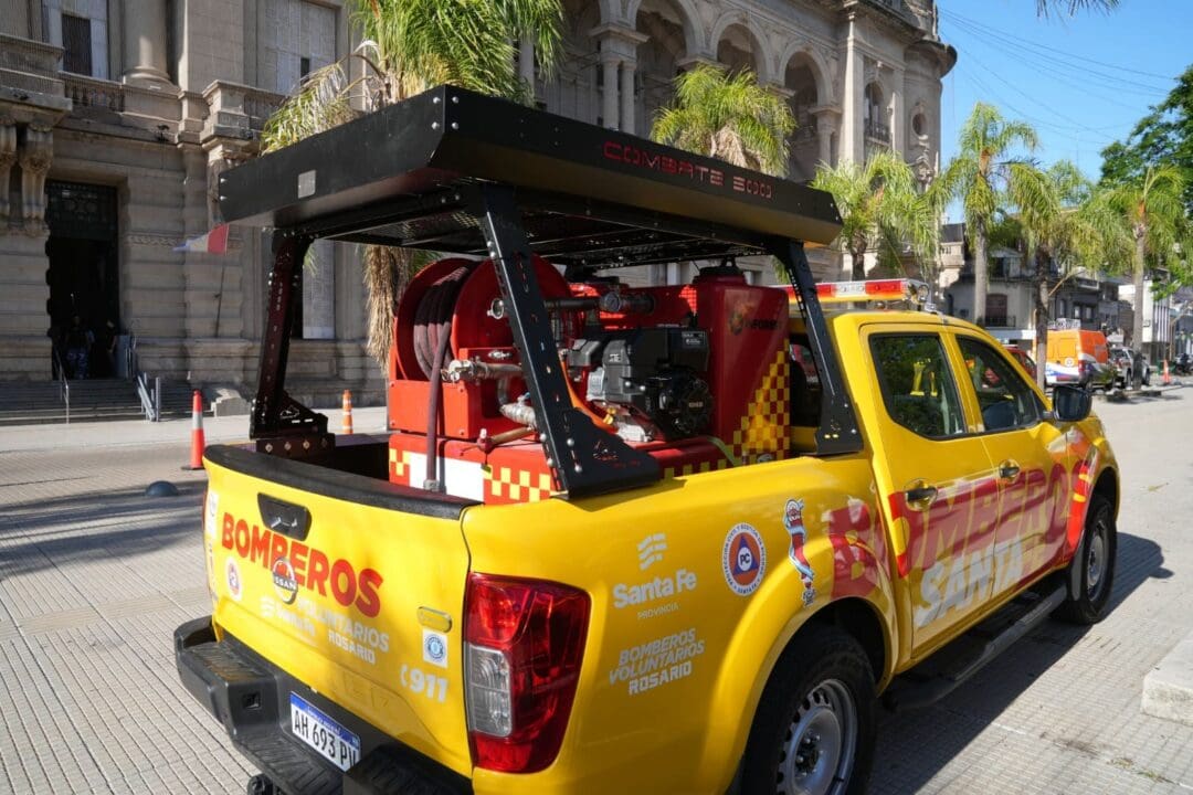 Pullaro entregó nuevo equipamiento a los Bomberos Voluntarios Pullaro entregó nuevo equipamiento a los Bomberos Voluntarios