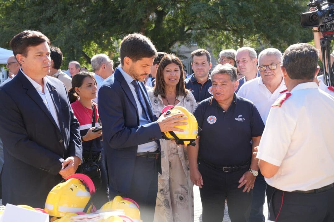 Pullaro entregó nuevo equipamiento a los Bomberos Voluntarios Pullaro entregó nuevo equipamiento a los Bomberos Voluntarios