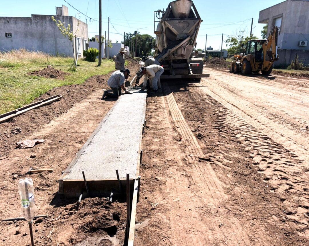 Villa Cañás: Avanzan nuevas obras de cordón cuneta en distintos sectores de la ciudad Villa Cañás: Avanzan nuevas obras de cordón cuneta en distintos sectores de la ciudad