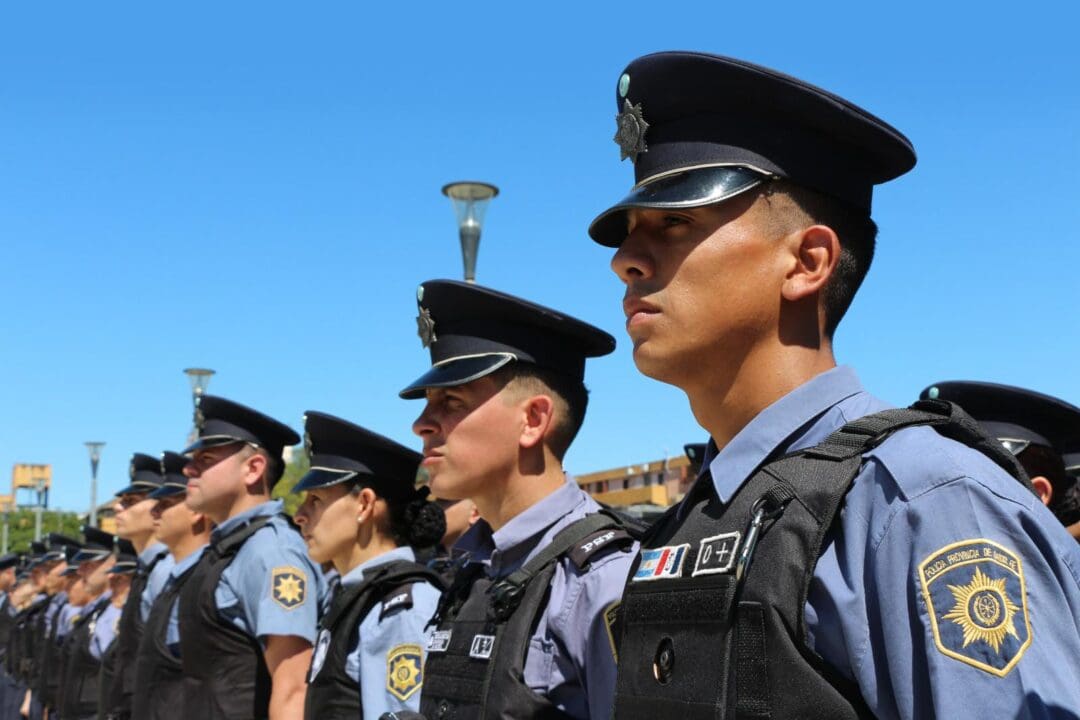 Oficializan un refuerzo salarial y mejoras laborales para el personal policial operativo