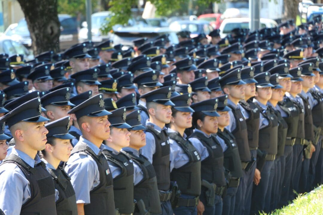 Oficializan un refuerzo salarial y mejoras laborales para el personal policial operativo