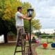 Villa Cañás: Colocaron nuevas luces LED en la plaza Luis Lavelli del barrio Fonavi