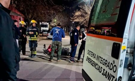 Villa Cañás: Un motociclista resultó herido tras un choque con un automóvil y fue trasladado al hospital