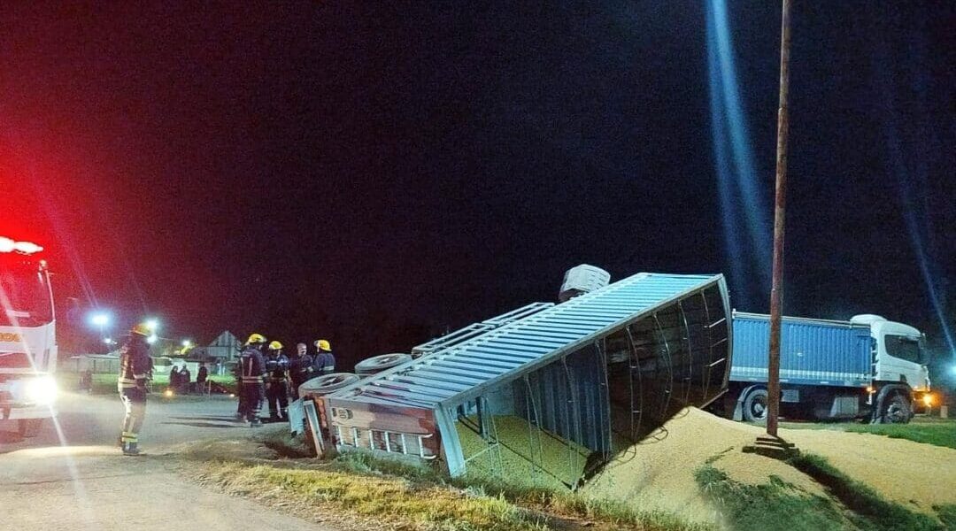 Villa Cañás: Volcó el acoplado de un camión en Ruta 94 y Avenida 64