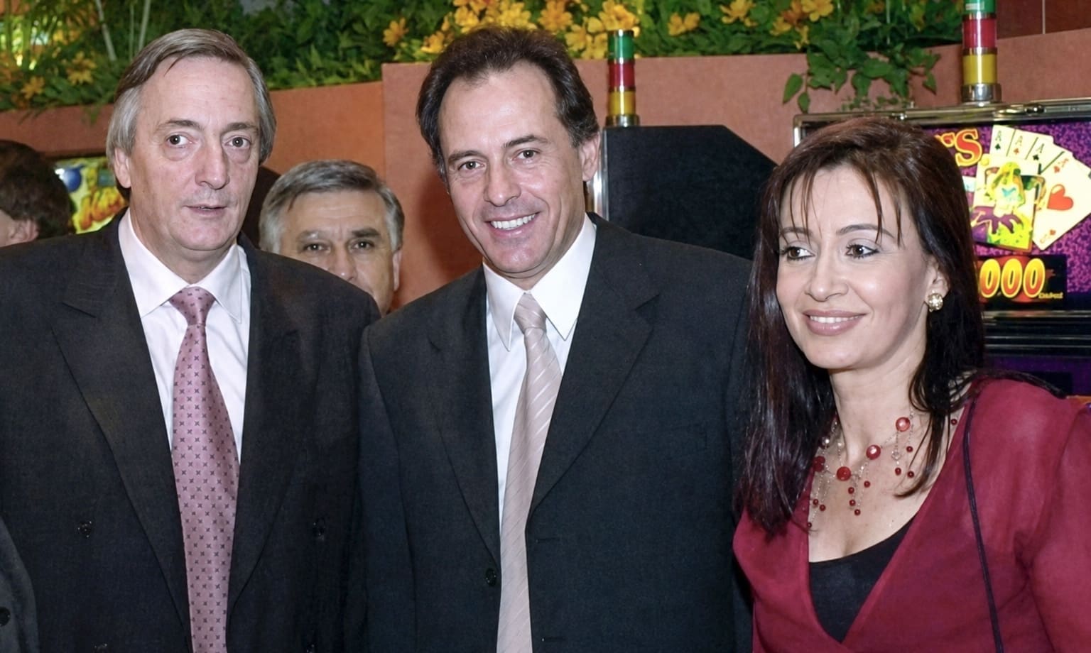 Cristóbal López en medio de Néstor Kirchner y Cristina Fernández.